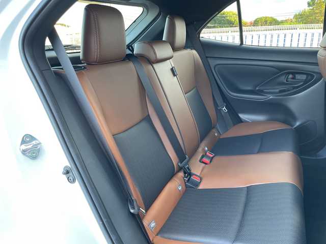 トヨタ ヤリスクロス ハイブリッド Z アドベンチャー 千葉県 2025(令7)年 0.2万km プラチナホワイトパールマイカ 純正ディスプレイオーディオ（ナビキット付き）/(AM/FM/フルセグTV/BT)/全周囲カメラ/ドライブレコーダー/ブラインドスポットモニター/パーキングアシスト/衝突被害軽減システム/車線逸脱警報/オートライト/クルーズコントロール/ハーフレザーシート/横滑り防止装置/ETC2.0/アイドリングストップ/LEDヘッドライト/ウィンカーミラー/電動格納ミラー/純正18インチAW/シートヒーター/シートリフター/ステアリングヒーター/プッシュスタート/スマートキー