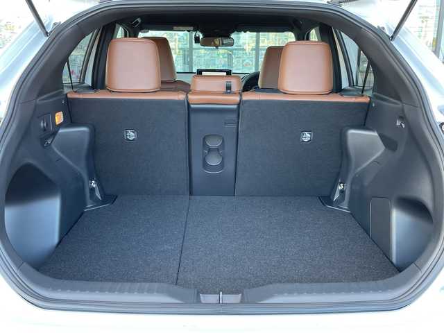 トヨタ ヤリスクロス ハイブリッド Z アドベンチャー 千葉県 2025(令7)年 0.2万km プラチナホワイトパールマイカ 純正ディスプレイオーディオ（ナビキット付き）/(AM/FM/フルセグTV/BT)/全周囲カメラ/ドライブレコーダー/ブラインドスポットモニター/パーキングアシスト/衝突被害軽減システム/車線逸脱警報/オートライト/クルーズコントロール/ハーフレザーシート/横滑り防止装置/ETC2.0/アイドリングストップ/LEDヘッドライト/ウィンカーミラー/電動格納ミラー/純正18インチAW/シートヒーター/シートリフター/ステアリングヒーター/プッシュスタート/スマートキー