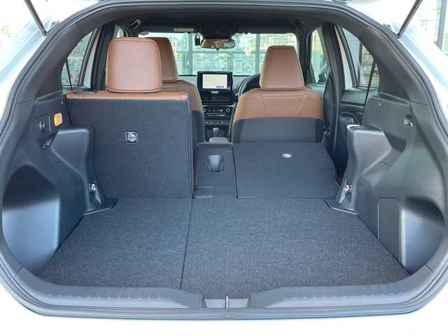 トヨタ ヤリスクロス ハイブリッド Z アドベンチャー 千葉県 2025(令7)年 0.2万km プラチナホワイトパールマイカ 純正ディスプレイオーディオ（ナビキット付き）/(AM/FM/フルセグTV/BT)/全周囲カメラ/ドライブレコーダー/ブラインドスポットモニター/パーキングアシスト/衝突被害軽減システム/車線逸脱警報/オートライト/クルーズコントロール/ハーフレザーシート/横滑り防止装置/ETC2.0/アイドリングストップ/LEDヘッドライト/ウィンカーミラー/電動格納ミラー/純正18インチAW/シートヒーター/シートリフター/ステアリングヒーター/プッシュスタート/スマートキー