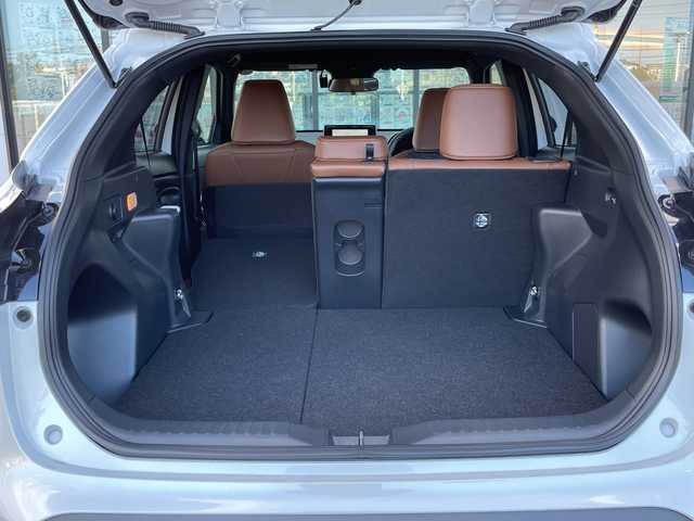 トヨタ ヤリスクロス ハイブリッド Z アドベンチャー 千葉県 2025(令7)年 0.2万km プラチナホワイトパールマイカ 純正ディスプレイオーディオ（ナビキット付き）/(AM/FM/フルセグTV/BT)/全周囲カメラ/ドライブレコーダー/ブラインドスポットモニター/パーキングアシスト/衝突被害軽減システム/車線逸脱警報/オートライト/クルーズコントロール/ハーフレザーシート/横滑り防止装置/ETC2.0/アイドリングストップ/LEDヘッドライト/ウィンカーミラー/電動格納ミラー/純正18インチAW/シートヒーター/シートリフター/ステアリングヒーター/プッシュスタート/スマートキー