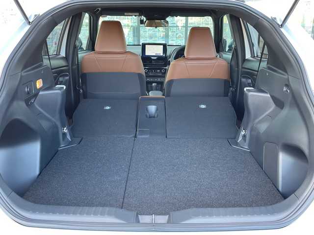 トヨタ ヤリスクロス ハイブリッド Z アドベンチャー 千葉県 2025(令7)年 0.2万km プラチナホワイトパールマイカ 純正ディスプレイオーディオ（ナビキット付き）/(AM/FM/フルセグTV/BT)/全周囲カメラ/ドライブレコーダー/ブラインドスポットモニター/パーキングアシスト/衝突被害軽減システム/車線逸脱警報/オートライト/クルーズコントロール/ハーフレザーシート/横滑り防止装置/ETC2.0/アイドリングストップ/LEDヘッドライト/ウィンカーミラー/電動格納ミラー/純正18インチAW/シートヒーター/シートリフター/ステアリングヒーター/プッシュスタート/スマートキー