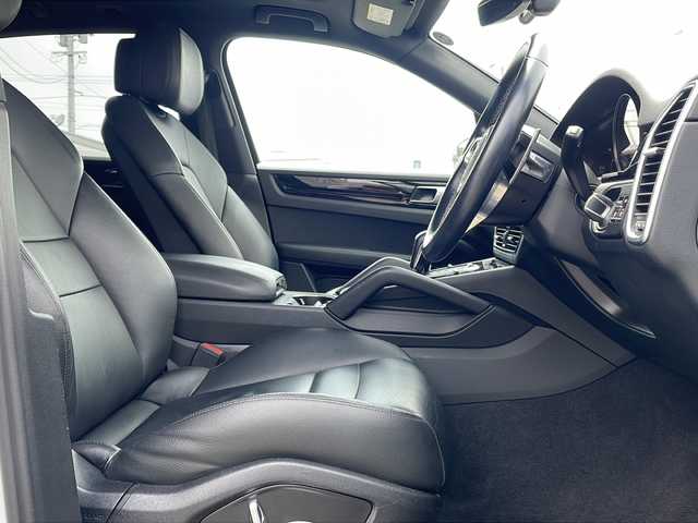 ポルシェ カイエン 山口県 2019(令1)年 6.6万km ピュアホワイト メーカーオプションナビ/(AM/FM/Bluetooth)/全周囲カメラ/前後ドライブレコーダー/ビルトインETC2.0/サンルーフ/衝突軽減ブレーキ/レーンキープアシスト/コーナーセンサー/ブラインドスポットモニター/レーダークルーズコントロール/パワーバックドア/アイドリングストップ/レザーシート/前席シートヒーター/前席エアシート/パドルシフト/ステアリングスイッチ/オートライト/キーレス/スマートキー×２/純正アルミホイール/純正フロアマット/取扱説明書/保証書