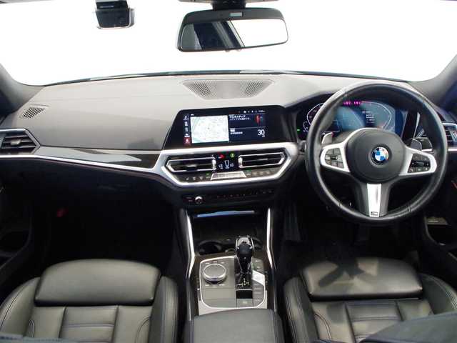 ＢＭＷ ＢＭＷ ３２０ｉ Mスポーツ 岐阜県 2019(令1)年 4.3万km サファイアブラックP ドライビング・アシスト・プロフェッショナル / ACC／アクティブ・クルーズ・コントロール（ストップ&ゴー機能付） /ステアリング&レーン・コントロール・アシスト /レーン・ディパーチャー・ウォーニング（車線逸脱警告システム） /レーン・チェンジ・ウォーニング /アクティブ・サイド・コリジョン・プロテクション /前車接近警告機能 /衝突回避・被害軽減ブレーキ（事故回避アシスト付） /後車衝突警告機能 /クロス・トラフィック・ウォーニング（フロント&リヤ） /高速道路渋滞時ハンズ・オフ・アシスト/エマージェンシー・ストップ・アシストー トラフィック・サイン・アシスト（速度制限認識）/電動フロント・シート（運転席& 助手席、運転席メモリー機能付）/フロント・シート・ヒーティング/電動リアゲート/BMWライブ・コックピット/12.3インチ マルチ・ディスプレイ・メーター・パネル/10.25インチ ワイド・コントロール・ディスプレイ（タッチ・パネル機能付）/HDDナビゲーション・システム（VICS 3メディア対応）/ドライブレコーダー
