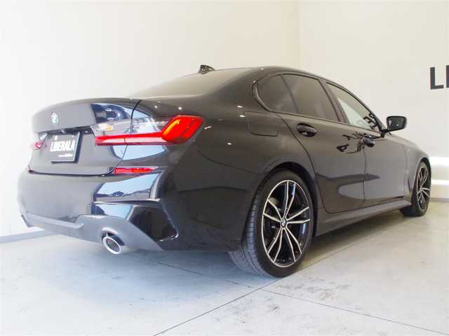 ＢＭＷ ＢＭＷ ３２０ｉ Mスポーツ 岐阜県 2019(令1)年 4.3万km サファイアブラックP ドライビング・アシスト・プロフェッショナル / ACC／アクティブ・クルーズ・コントロール（ストップ&ゴー機能付） /ステアリング&レーン・コントロール・アシスト /レーン・ディパーチャー・ウォーニング（車線逸脱警告システム） /レーン・チェンジ・ウォーニング /アクティブ・サイド・コリジョン・プロテクション /前車接近警告機能 /衝突回避・被害軽減ブレーキ（事故回避アシスト付） /後車衝突警告機能 /クロス・トラフィック・ウォーニング（フロント&リヤ） /高速道路渋滞時ハンズ・オフ・アシスト/エマージェンシー・ストップ・アシストー トラフィック・サイン・アシスト（速度制限認識）/電動フロント・シート（運転席& 助手席、運転席メモリー機能付）/フロント・シート・ヒーティング/電動リアゲート/BMWライブ・コックピット/12.3インチ マルチ・ディスプレイ・メーター・パネル/10.25インチ ワイド・コントロール・ディスプレイ（タッチ・パネル機能付）/HDDナビゲーション・システム（VICS 3メディア対応）/ドライブレコーダー