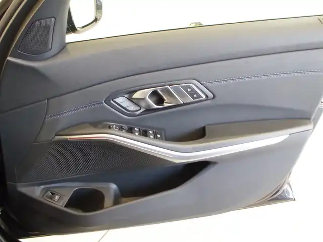 ＢＭＷ ＢＭＷ ３２０ｉ Mスポーツ 岐阜県 2019(令1)年 4.3万km サファイアブラックP ドライビング・アシスト・プロフェッショナル / ACC／アクティブ・クルーズ・コントロール（ストップ&ゴー機能付） /ステアリング&レーン・コントロール・アシスト /レーン・ディパーチャー・ウォーニング（車線逸脱警告システム） /レーン・チェンジ・ウォーニング /アクティブ・サイド・コリジョン・プロテクション /前車接近警告機能 /衝突回避・被害軽減ブレーキ（事故回避アシスト付） /後車衝突警告機能 /クロス・トラフィック・ウォーニング（フロント&リヤ） /高速道路渋滞時ハンズ・オフ・アシスト/エマージェンシー・ストップ・アシストー トラフィック・サイン・アシスト（速度制限認識）/電動フロント・シート（運転席& 助手席、運転席メモリー機能付）/フロント・シート・ヒーティング/電動リアゲート/BMWライブ・コックピット/12.3インチ マルチ・ディスプレイ・メーター・パネル/10.25インチ ワイド・コントロール・ディスプレイ（タッチ・パネル機能付）/HDDナビゲーション・システム（VICS 3メディア対応）/ドライブレコーダー