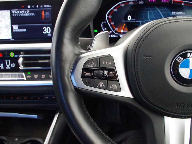 ＢＭＷ ＢＭＷ ３２０ｉ Mスポーツ 岐阜県 2019(令1)年 4.3万km サファイアブラックP ドライビング・アシスト・プロフェッショナル / ACC／アクティブ・クルーズ・コントロール（ストップ&ゴー機能付） /ステアリング&レーン・コントロール・アシスト /レーン・ディパーチャー・ウォーニング（車線逸脱警告システム） /レーン・チェンジ・ウォーニング /アクティブ・サイド・コリジョン・プロテクション /前車接近警告機能 /衝突回避・被害軽減ブレーキ（事故回避アシスト付） /後車衝突警告機能 /クロス・トラフィック・ウォーニング（フロント&リヤ） /高速道路渋滞時ハンズ・オフ・アシスト/エマージェンシー・ストップ・アシストー トラフィック・サイン・アシスト（速度制限認識）/電動フロント・シート（運転席& 助手席、運転席メモリー機能付）/フロント・シート・ヒーティング/電動リアゲート/BMWライブ・コックピット/12.3インチ マルチ・ディスプレイ・メーター・パネル/10.25インチ ワイド・コントロール・ディスプレイ（タッチ・パネル機能付）/HDDナビゲーション・システム（VICS 3メディア対応）/ドライブレコーダー