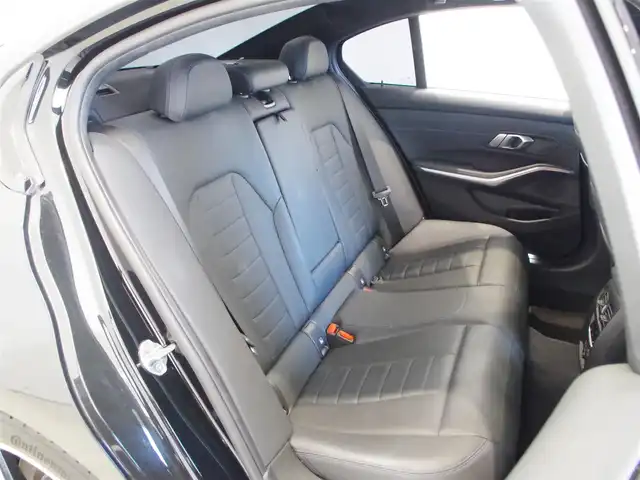 ＢＭＷ ＢＭＷ ３２０ｉ Mスポーツ 岐阜県 2019(令1)年 4.3万km サファイアブラックP ドライビング・アシスト・プロフェッショナル / ACC／アクティブ・クルーズ・コントロール（ストップ&ゴー機能付） /ステアリング&レーン・コントロール・アシスト /レーン・ディパーチャー・ウォーニング（車線逸脱警告システム） /レーン・チェンジ・ウォーニング /アクティブ・サイド・コリジョン・プロテクション /前車接近警告機能 /衝突回避・被害軽減ブレーキ（事故回避アシスト付） /後車衝突警告機能 /クロス・トラフィック・ウォーニング（フロント&リヤ） /高速道路渋滞時ハンズ・オフ・アシスト/エマージェンシー・ストップ・アシストー トラフィック・サイン・アシスト（速度制限認識）/電動フロント・シート（運転席& 助手席、運転席メモリー機能付）/フロント・シート・ヒーティング/電動リアゲート/BMWライブ・コックピット/12.3インチ マルチ・ディスプレイ・メーター・パネル/10.25インチ ワイド・コントロール・ディスプレイ（タッチ・パネル機能付）/HDDナビゲーション・システム（VICS 3メディア対応）/ドライブレコーダー