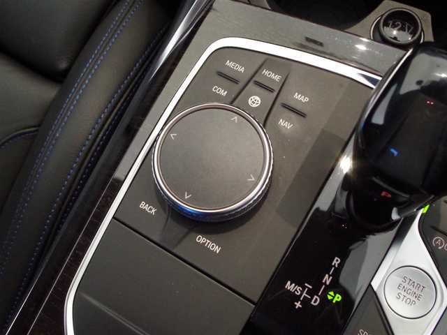 ＢＭＷ ＢＭＷ ３２０ｉ Mスポーツ 岐阜県 2019(令1)年 4.3万km サファイアブラックP ドライビング・アシスト・プロフェッショナル / ACC／アクティブ・クルーズ・コントロール（ストップ&ゴー機能付） /ステアリング&レーン・コントロール・アシスト /レーン・ディパーチャー・ウォーニング（車線逸脱警告システム） /レーン・チェンジ・ウォーニング /アクティブ・サイド・コリジョン・プロテクション /前車接近警告機能 /衝突回避・被害軽減ブレーキ（事故回避アシスト付） /後車衝突警告機能 /クロス・トラフィック・ウォーニング（フロント&リヤ） /高速道路渋滞時ハンズ・オフ・アシスト/エマージェンシー・ストップ・アシストー トラフィック・サイン・アシスト（速度制限認識）/電動フロント・シート（運転席& 助手席、運転席メモリー機能付）/フロント・シート・ヒーティング/電動リアゲート/BMWライブ・コックピット/12.3インチ マルチ・ディスプレイ・メーター・パネル/10.25インチ ワイド・コントロール・ディスプレイ（タッチ・パネル機能付）/HDDナビゲーション・システム（VICS 3メディア対応）/ドライブレコーダー