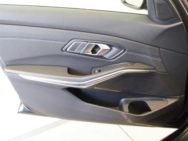 ＢＭＷ ＢＭＷ ３２０ｉ Mスポーツ 岐阜県 2019(令1)年 4.3万km サファイアブラックP ドライビング・アシスト・プロフェッショナル / ACC／アクティブ・クルーズ・コントロール（ストップ&ゴー機能付） /ステアリング&レーン・コントロール・アシスト /レーン・ディパーチャー・ウォーニング（車線逸脱警告システム） /レーン・チェンジ・ウォーニング /アクティブ・サイド・コリジョン・プロテクション /前車接近警告機能 /衝突回避・被害軽減ブレーキ（事故回避アシスト付） /後車衝突警告機能 /クロス・トラフィック・ウォーニング（フロント&リヤ） /高速道路渋滞時ハンズ・オフ・アシスト/エマージェンシー・ストップ・アシストー トラフィック・サイン・アシスト（速度制限認識）/電動フロント・シート（運転席& 助手席、運転席メモリー機能付）/フロント・シート・ヒーティング/電動リアゲート/BMWライブ・コックピット/12.3インチ マルチ・ディスプレイ・メーター・パネル/10.25インチ ワイド・コントロール・ディスプレイ（タッチ・パネル機能付）/HDDナビゲーション・システム（VICS 3メディア対応）/ドライブレコーダー