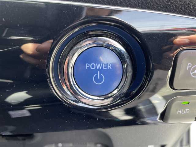 トヨタ プリウス A ツーリングセレクション 愛知県 2018(平30)年 2.9万km ホワイトパールクリスタルシャイン ・純正T-CONNECTナビ（メモリー9インチ）/・フルセグテレビ/・CD/DVD再生機能/・Bluetooth接続機能/・ミュージックサーバー（SD録音）/・バックカメラ/・ETC（新セキュリティ対応）/・純正ドライブレコーダー（前方向撮影）/・合皮シート/・シートヒーター（運転席・助手席）/・純正フロアマット/・純正17インチアルミホイール/・純正LEDヘッドライト/・オートマチックハイビーム/・衝突軽減ブレーキ/・レーンキープアシスト/・ブラインドスポットモニター/・コーナーセンサー/・アダプティブクルーズコントロール/・ヘッドアップディスプレイ/・パーキングアシスト/・スマートキー