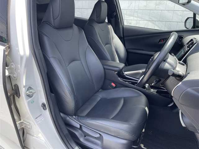 トヨタ プリウス A ツーリングセレクション 愛知県 2018(平30)年 2.9万km ホワイトパールクリスタルシャイン ・純正T-CONNECTナビ（メモリー9インチ）/・フルセグテレビ/・CD/DVD再生機能/・Bluetooth接続機能/・ミュージックサーバー（SD録音）/・バックカメラ/・ETC（新セキュリティ対応）/・純正ドライブレコーダー（前方向撮影）/・合皮シート/・シートヒーター（運転席・助手席）/・純正フロアマット/・純正17インチアルミホイール/・純正LEDヘッドライト/・オートマチックハイビーム/・衝突軽減ブレーキ/・レーンキープアシスト/・ブラインドスポットモニター/・コーナーセンサー/・アダプティブクルーズコントロール/・ヘッドアップディスプレイ/・パーキングアシスト/・スマートキー