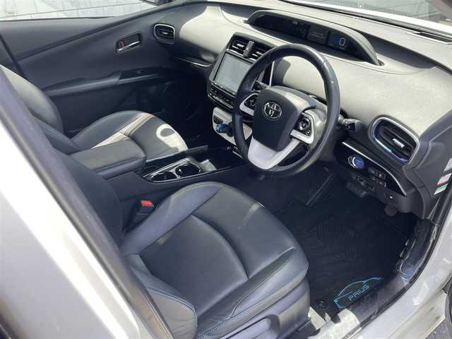 トヨタ プリウス A ツーリングセレクション 愛知県 2018(平30)年 2.9万km ホワイトパールクリスタルシャイン ・純正T-CONNECTナビ（メモリー9インチ）/・フルセグテレビ/・CD/DVD再生機能/・Bluetooth接続機能/・ミュージックサーバー（SD録音）/・バックカメラ/・ETC（新セキュリティ対応）/・純正ドライブレコーダー（前方向撮影）/・合皮シート/・シートヒーター（運転席・助手席）/・純正フロアマット/・純正17インチアルミホイール/・純正LEDヘッドライト/・オートマチックハイビーム/・衝突軽減ブレーキ/・レーンキープアシスト/・ブラインドスポットモニター/・コーナーセンサー/・アダプティブクルーズコントロール/・ヘッドアップディスプレイ/・パーキングアシスト/・スマートキー