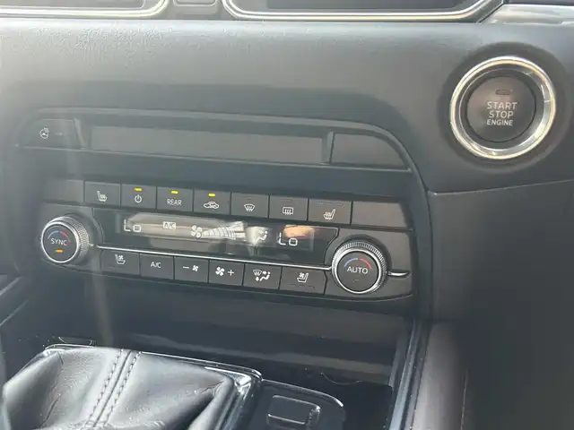 マツダ ＣＸ－８ XD Lパッケージ 愛媛県 2022(令4)年 5.4万km プラチナクォーツメタリック ワンオーナー/4WD/マツダコネクトナビ /・フルセグTV/Bluetooth/USB/全方位カメラ/・バック/フロントカメラ/BOSEサウンドシステム/黒革シート/・D/N席パワーシート/・D席メモリーシート/・前、2列目席 シートヒーター/ステアリングヒーター/前後ドライブレコーダー/パワーバックドア /衝突軽減ブレーキ/レーダークルーズコントロール/レーンキープアシスト/ブラインドスポットモニター/ヘッドアップディスプレイ/クリアランスソナー /オートブレーキホールド/・電動パーキング/2列目サンシェード/アイドリングストップ/電動格納ミラー/・ウィンカーミラー /プッシュスタート/・スペアキー/取扱説明書/保証書