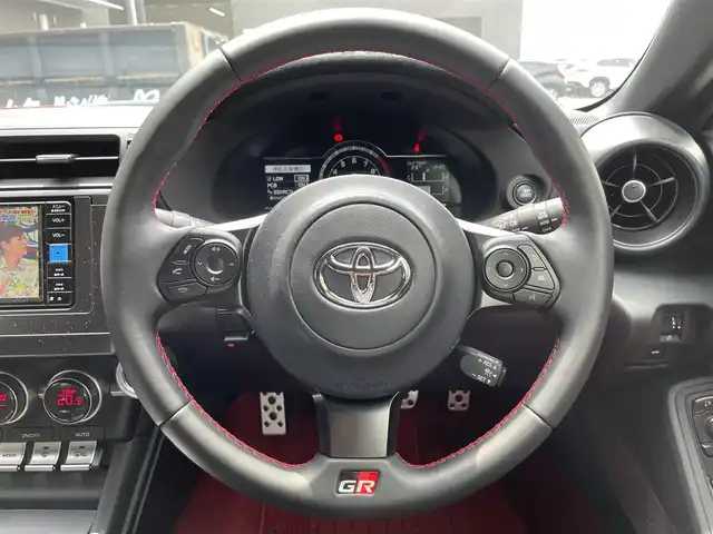 トヨタ ＧＲ８６ RZ 滋賀県 2024(令6)年 0.8万km 赤 禁煙車/純正ナビ/（CD/DVD/SD/Bluetooth/フルセグTV）/バックカメラ/前方ドライブレコーダー/ETC/Bremboキャリパー/車線逸脱警報/プリクラッシュブレーキ/後側方警戒支援システム/クリアランスソナー/ステアリング連動ヘッドランプ/パワーバックドア/ハーフレザーシート/前席シートヒーター/純正アルミホイール/純正フロアマット/USB充電/LEDヘッドライト/フォグランプ/オートヘッドライト/オートマチックハイビーム/ヘッドライトレベライザー/革巻きステアリング/追従型クルーズコントロール/ステアリングリモコン/スペアキー1本