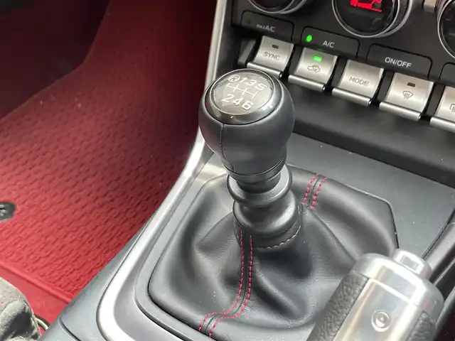トヨタ ＧＲ８６ RZ 滋賀県 2024(令6)年 0.8万km 赤 禁煙車/純正ナビ/（CD/DVD/SD/Bluetooth/フルセグTV）/バックカメラ/前方ドライブレコーダー/ETC/Bremboキャリパー/車線逸脱警報/プリクラッシュブレーキ/後側方警戒支援システム/クリアランスソナー/ステアリング連動ヘッドランプ/パワーバックドア/ハーフレザーシート/前席シートヒーター/純正アルミホイール/純正フロアマット/USB充電/LEDヘッドライト/フォグランプ/オートヘッドライト/オートマチックハイビーム/ヘッドライトレベライザー/革巻きステアリング/追従型クルーズコントロール/ステアリングリモコン/スペアキー1本