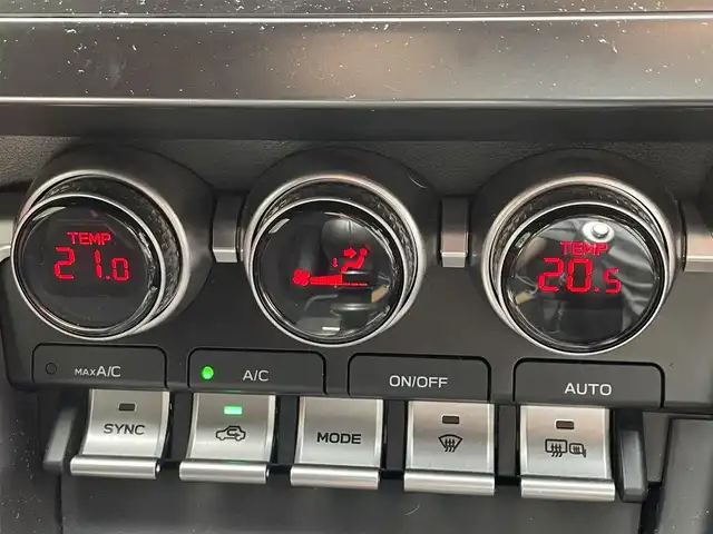 トヨタ ＧＲ８６ RZ 滋賀県 2024(令6)年 0.8万km 赤 禁煙車/純正ナビ/（CD/DVD/SD/Bluetooth/フルセグTV）/バックカメラ/前方ドライブレコーダー/ETC/Bremboキャリパー/車線逸脱警報/プリクラッシュブレーキ/後側方警戒支援システム/クリアランスソナー/ステアリング連動ヘッドランプ/パワーバックドア/ハーフレザーシート/前席シートヒーター/純正アルミホイール/純正フロアマット/USB充電/LEDヘッドライト/フォグランプ/オートヘッドライト/オートマチックハイビーム/ヘッドライトレベライザー/革巻きステアリング/追従型クルーズコントロール/ステアリングリモコン/スペアキー1本