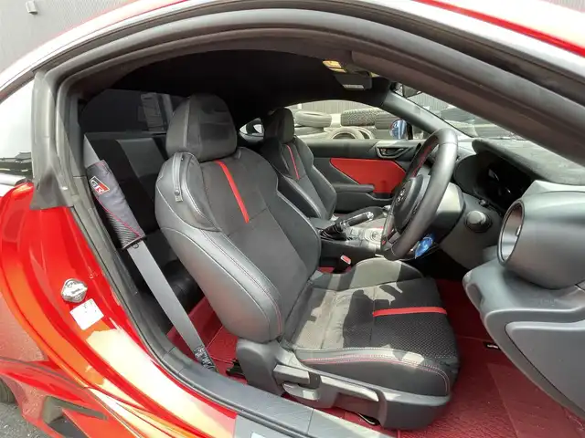 トヨタ ＧＲ８６ RZ 滋賀県 2024(令6)年 0.8万km 赤 禁煙車/純正ナビ/（CD/DVD/SD/Bluetooth/フルセグTV）/バックカメラ/前方ドライブレコーダー/ETC/Bremboキャリパー/車線逸脱警報/プリクラッシュブレーキ/後側方警戒支援システム/クリアランスソナー/ステアリング連動ヘッドランプ/パワーバックドア/ハーフレザーシート/前席シートヒーター/純正アルミホイール/純正フロアマット/USB充電/LEDヘッドライト/フォグランプ/オートヘッドライト/オートマチックハイビーム/ヘッドライトレベライザー/革巻きステアリング/追従型クルーズコントロール/ステアリングリモコン/スペアキー1本