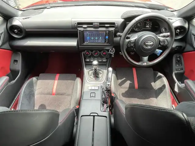 トヨタ ＧＲ８６ RZ 滋賀県 2024(令6)年 0.8万km 赤 禁煙車/純正ナビ/（CD/DVD/SD/Bluetooth/フルセグTV）/バックカメラ/前方ドライブレコーダー/ETC/Bremboキャリパー/車線逸脱警報/プリクラッシュブレーキ/後側方警戒支援システム/クリアランスソナー/ステアリング連動ヘッドランプ/パワーバックドア/ハーフレザーシート/前席シートヒーター/純正アルミホイール/純正フロアマット/USB充電/LEDヘッドライト/フォグランプ/オートヘッドライト/オートマチックハイビーム/ヘッドライトレベライザー/革巻きステアリング/追従型クルーズコントロール/ステアリングリモコン/スペアキー1本