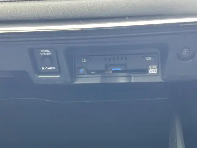 トヨタ クラウン ハイブリッド RS リミテッド 千葉県 2020(令2)年 0.9万km ホワイトパールクリスタルシャイン トヨタセーフティーセンス/・プリクラッシュセーフティー/・レーンディパーチャーアラート/・リヤクロストラフィックアラート/・ロードサインアシスト/・パーキングサポートブレーキ/・アダプティブクルーズコントロール/ハーフレザーシート/前席パワーシート/前席シートヒーター/純正メーカーオプションナビ/・CD/DVD/MSV/Bluetooth/フルセグ/バックカメラ/純正ドライブレコーダー【DRT-H68A】/ビルトインETC2.0/トランクイージークローザー/前後コーナーセンサー/専用ハイパークロームメタリック18インチアルミホイール/純正LEDヘッドライト/フォグランプ/アイドリングストップ/サイド＆カーテンエアバッグ/本革巻きステアリング