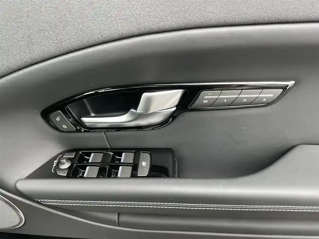 ランドローバー レンジローバーイヴォーク HSE 石川県 2016(平28)年 4.8万km 白 4WD/パノラマガラスルーフ/黒革シート/純正DVDナビ/バック/サイド/フロント/全周囲カメラ/MERIDIANプレミアムサウンド/フルセグＴＶ/Bluetooth/USB/AUX/iPod/クルーズコントロール/ブラインドスポットモニター/アダプティブダイナミクス/クリアランスソナー/電動格納ミラー/オートライト/HIDヘッドライト/フォグランプ(前後)/パワーシート(前席)/メモリーシート(前席)/シートヒーター(前席)/電動リアゲート/ETC/パドルシフト/トノカバー/スペアタイヤ積載(1本)