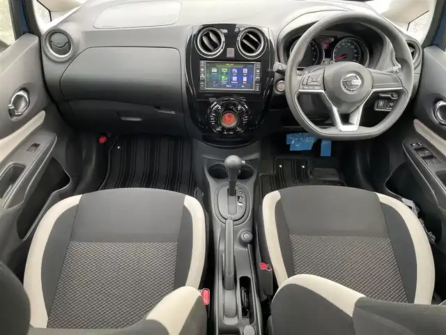 日産 ノート X 神奈川県 2017(平29)年 0.4万km シャイニングブルー (株)IDOMが運営する【じしゃロン秦野店】の自社ローン専用車両になります。こちらは現金またはオートローンご利用時の価格です。自社ローンご希望の方は別途その旨お申付け下さい/HDDナビ/ワンセグテレビ/バックカメラ/アイドリングストップ/プッシュスタート/ドアバイザー/ETC