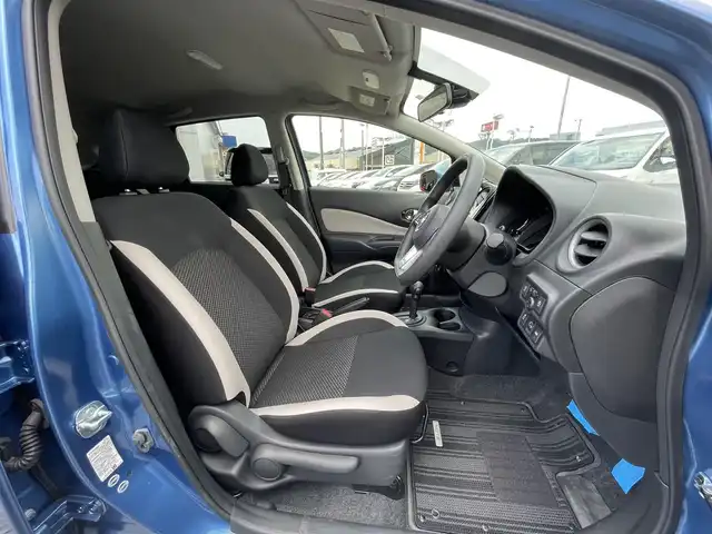 日産 ノート X 神奈川県 2017(平29)年 0.4万km シャイニングブルー (株)IDOMが運営する【じしゃロン秦野店】の自社ローン専用車両になります。こちらは現金またはオートローンご利用時の価格です。自社ローンご希望の方は別途その旨お申付け下さい/HDDナビ/ワンセグテレビ/バックカメラ/アイドリングストップ/プッシュスタート/ドアバイザー/ETC