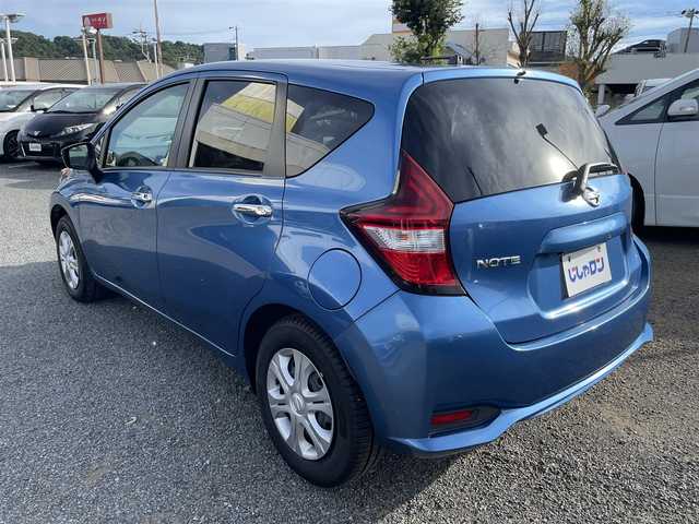日産 ノート X 神奈川県 2017(平29)年 0.4万km シャイニングブルー (株)IDOMが運営する【じしゃロン秦野店】の自社ローン専用車両になります。こちらは現金またはオートローンご利用時の価格です。自社ローンご希望の方は別途その旨お申付け下さい/純正DOPメモリナビ/ワンセグテレビ/バックカメラ/アイドリングストップ/プッシュスタート/ドアバイザー/ETC
