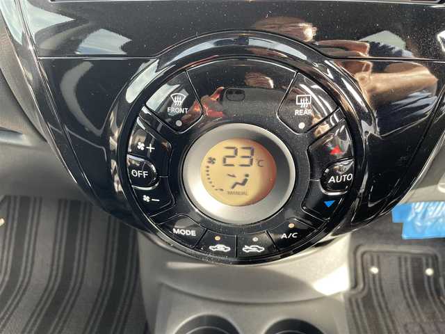 日産 ノート X 神奈川県 2017(平29)年 0.4万km シャイニングブルー (株)IDOMが運営する【じしゃロン秦野店】の自社ローン専用車両になります。こちらは現金またはオートローンご利用時の価格です。自社ローンご希望の方は別途その旨お申付け下さい/純正DOPメモリナビ/ワンセグテレビ/バックカメラ/アイドリングストップ/プッシュスタート/ドアバイザー/ETC
