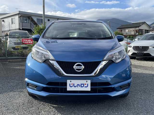 日産 ノート X 神奈川県 2017(平29)年 0.4万km シャイニングブルー (株)IDOMが運営する【じしゃロン秦野店】の自社ローン専用車両になります。こちらは現金またはオートローンご利用時の価格です。自社ローンご希望の方は別途その旨お申付け下さい/純正DOPメモリナビ/ワンセグテレビ/バックカメラ/アイドリングストップ/プッシュスタート/ドアバイザー/ETC