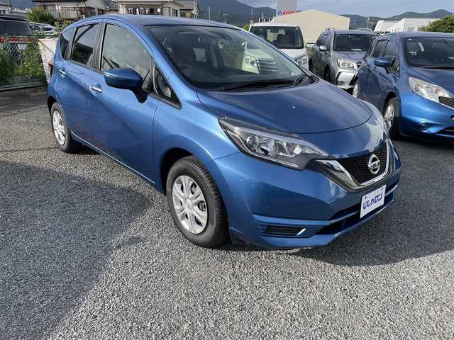 日産 ノート X 神奈川県 2017(平29)年 0.4万km シャイニングブルー (株)IDOMが運営する【じしゃロン秦野店】の自社ローン専用車両になります。こちらは現金またはオートローンご利用時の価格です。自社ローンご希望の方は別途その旨お申付け下さい/純正DOPメモリナビ/ワンセグテレビ/バックカメラ/アイドリングストップ/プッシュスタート/ドアバイザー/ETC