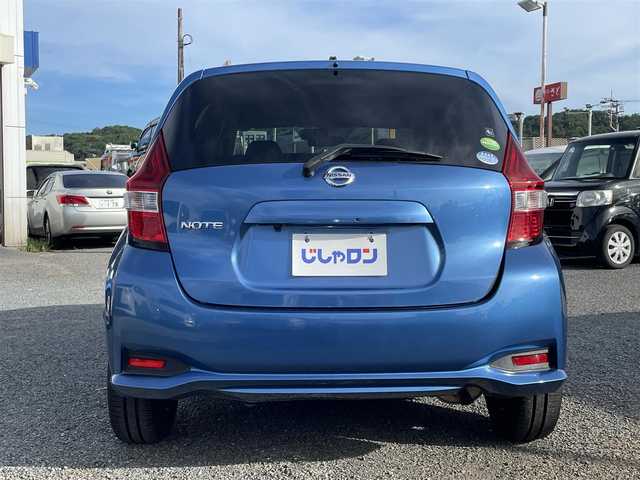 日産 ノート X 神奈川県 2017(平29)年 0.4万km シャイニングブルー (株)IDOMが運営する【じしゃロン秦野店】の自社ローン専用車両になります。こちらは現金またはオートローンご利用時の価格です。自社ローンご希望の方は別途その旨お申付け下さい/純正DOPメモリナビ/ワンセグテレビ/バックカメラ/アイドリングストップ/プッシュスタート/ドアバイザー/ETC