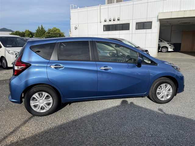 日産 ノート X 神奈川県 2017(平29)年 0.4万km シャイニングブルー (株)IDOMが運営する【じしゃロン秦野店】の自社ローン専用車両になります。こちらは現金またはオートローンご利用時の価格です。自社ローンご希望の方は別途その旨お申付け下さい/純正DOPメモリナビ/ワンセグテレビ/バックカメラ/アイドリングストップ/プッシュスタート/ドアバイザー/ETC