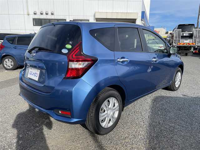 日産 ノート X 神奈川県 2017(平29)年 0.4万km シャイニングブルー (株)IDOMが運営する【じしゃロン秦野店】の自社ローン専用車両になります。こちらは現金またはオートローンご利用時の価格です。自社ローンご希望の方は別途その旨お申付け下さい/純正DOPメモリナビ/ワンセグテレビ/バックカメラ/アイドリングストップ/プッシュスタート/ドアバイザー/ETC