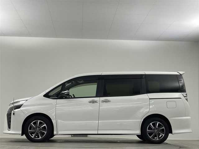 トヨタ ヴォクシー ZS 煌 埼玉県 2018(平30)年 5.4万km ホワイトパールクリスタルシャイン トヨタセーフティセンス/・プリクラッシュセーフティシステム（対車両）/・レーンディパーチャーアラート/・オートマチックハイビーム/両側パワースライドドア　前後ドライブレコーダー　純正ナビ　フルセグ　Bluetooth　CD　SD　DVD　バックカメラ　ビルトインETC LEDヘッドライト　フォグランプ　純正AW　スマートキー　プッシュスタート　