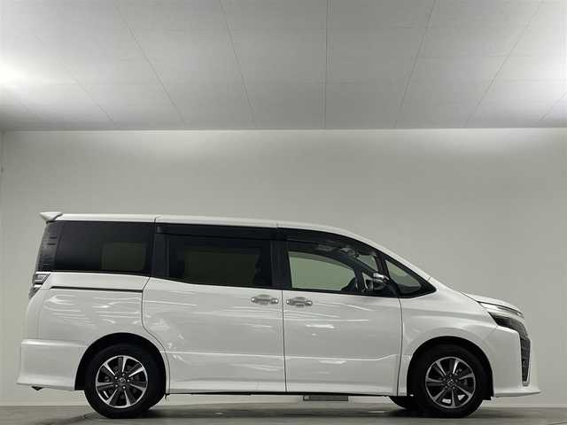トヨタ ヴォクシー ZS 煌 埼玉県 2018(平30)年 5.4万km ホワイトパールクリスタルシャイン トヨタセーフティセンス/・プリクラッシュセーフティシステム（対車両）/・レーンディパーチャーアラート/・オートマチックハイビーム/両側パワースライドドア　前後ドライブレコーダー　純正ナビ　フルセグ　Bluetooth　CD　SD　DVD　バックカメラ　ビルトインETC LEDヘッドライト　フォグランプ　純正AW　スマートキー　プッシュスタート　