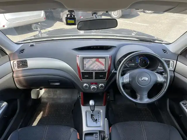 スバル フォレスター 2．0XS 道央・札幌 2008(平20)年 13万km ダークグレーメタリック ４WD/社外HDDナビ/AM/FM/CD/DVD/SD/AUX/ワンセグ/横滑り防止装置/クルーズコントロール/ETC/ドライブレコーダー/ECOMODE/前席シートヒーター/革巻きステアリング/ステアリングリモコン/MTモード付AT/リモコンキー/キセノンヘッドライト/フォグランプ/電動格納ミラー/純正フロアマット/ドアバイザー/スペアキー/純正AW付冬タイヤ積込/215/65/R16/2021年/山8mm