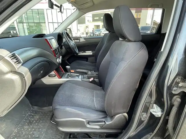 スバル フォレスター 2．0XS 道央・札幌 2008(平20)年 13万km ダークグレーメタリック ４WD/社外HDDナビ/AM/FM/CD/DVD/SD/AUX/ワンセグ/横滑り防止装置/クルーズコントロール/ETC/ドライブレコーダー/ECOMODE/前席シートヒーター/革巻きステアリング/ステアリングリモコン/MTモード付AT/リモコンキー/キセノンヘッドライト/フォグランプ/電動格納ミラー/純正フロアマット/ドアバイザー/スペアキー/純正AW付冬タイヤ積込/215/65/R16/2021年/山8mm