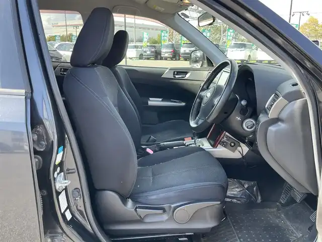 スバル フォレスター 2．0XS 道央・札幌 2008(平20)年 13万km ダークグレーメタリック ４WD/社外HDDナビ/AM/FM/CD/DVD/SD/AUX/ワンセグ/横滑り防止装置/クルーズコントロール/ETC/ドライブレコーダー/ECOMODE/前席シートヒーター/革巻きステアリング/ステアリングリモコン/MTモード付AT/リモコンキー/キセノンヘッドライト/フォグランプ/電動格納ミラー/純正フロアマット/ドアバイザー/スペアキー/純正AW付冬タイヤ積込/215/65/R16/2021年/山8mm