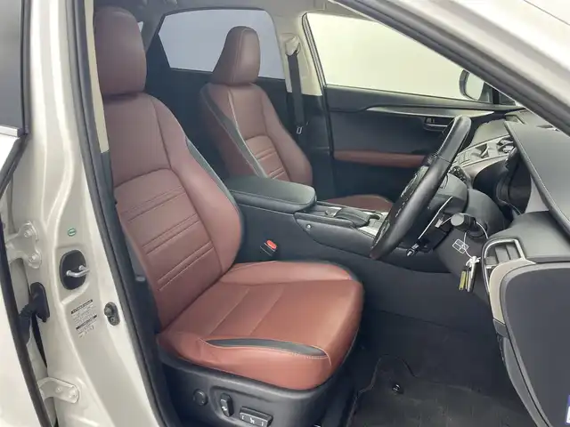 レクサス ＮＸ 200t Iパッケージ 愛知県 2015(平27)年 6.2万km ソニッククォーツ サンルーフ/プリクラッシュセーフティ/ブラインドスポットモニター/レーントレーシングアシスト/純正SDナビ/・フルセグTV/Bluetooth/CD/DVD/USB/バック＋サイドカメラ/ビルドインETC/パドルシフト/電子パーキング/LEDヘッドライト/クリアランスソナー/シートヒーター/ステアリングヒーター/オートクルーズコントロール/コーナーセンサー/ミラーヒーター/フロアマット
