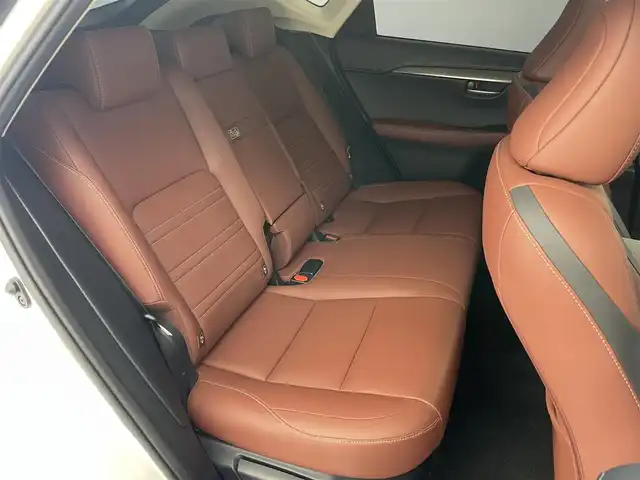 レクサス ＮＸ 200t Iパッケージ 愛知県 2015(平27)年 6.2万km ソニッククォーツ サンルーフ/プリクラッシュセーフティ/ブラインドスポットモニター/レーントレーシングアシスト/純正SDナビ/・フルセグTV/Bluetooth/CD/DVD/USB/バック＋サイドカメラ/ビルドインETC/パドルシフト/電子パーキング/LEDヘッドライト/クリアランスソナー/シートヒーター/ステアリングヒーター/オートクルーズコントロール/コーナーセンサー/ミラーヒーター/フロアマット
