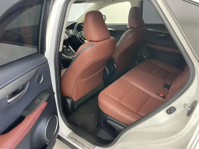 レクサス ＮＸ 200t Iパッケージ 愛知県 2015(平27)年 6.2万km ソニッククォーツ サンルーフ/プリクラッシュセーフティ/ブラインドスポットモニター/レーントレーシングアシスト/純正SDナビ/・フルセグTV/Bluetooth/CD/DVD/USB/バック＋サイドカメラ/ビルドインETC/パドルシフト/電子パーキング/LEDヘッドライト/クリアランスソナー/シートヒーター/ステアリングヒーター/オートクルーズコントロール/コーナーセンサー/ミラーヒーター/フロアマット