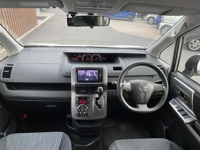 トヨタ ヴォクシー ZS 煌Ⅱ 千葉県 2012(平24)年 10万km ホワイトパールクリスタルシャイン (株)IDOMが運営する【じしゃロン八千代店】の自社ローン対象車両になります。こちらは現金またはオートローンご利用時の価格です。自社ローンご希望の方は別途その旨お申付け下さい/純正ナビ/バックカメラ/両側パワースライドドア/ETC
