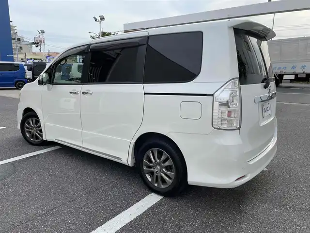 トヨタ ヴォクシー ZS 煌Ⅱ 千葉県 2012(平24)年 10万km ホワイトパールクリスタルシャイン (株)IDOMが運営する【じしゃロン八千代店】の自社ローン対象車両になります。こちらは現金またはオートローンご利用時の価格です。自社ローンご希望の方は別途その旨お申付け下さい/純正ナビ/バックカメラ/両側パワースライドドア/ETC