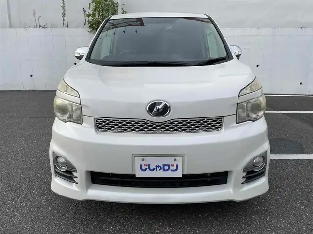 トヨタ ヴォクシー ZS 煌Ⅱ 千葉県 2012(平24)年 10万km ホワイトパールクリスタルシャイン (株)IDOMが運営する【じしゃロン八千代店】の自社ローン対象車両になります。こちらは現金またはオートローンご利用時の価格です。自社ローンご希望の方は別途その旨お申付け下さい/純正ナビ/バックカメラ/両側パワースライドドア/ETC