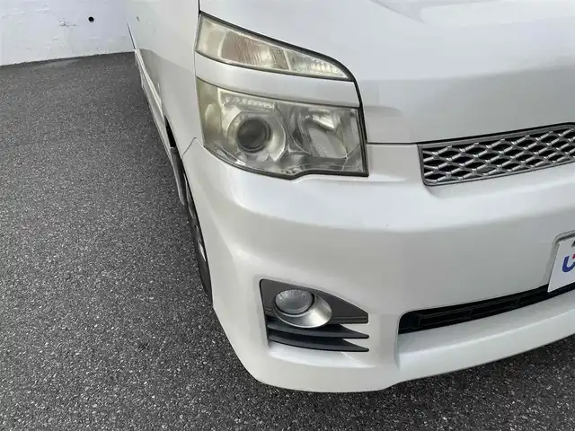 トヨタ ヴォクシー ZS 煌Ⅱ 千葉県 2012(平24)年 10万km ホワイトパールクリスタルシャイン (株)IDOMが運営する【じしゃロン八千代店】の自社ローン対象車両になります。こちらは現金またはオートローンご利用時の価格です。自社ローンご希望の方は別途その旨お申付け下さい/純正ナビ/バックカメラ/両側パワースライドドア/ETC