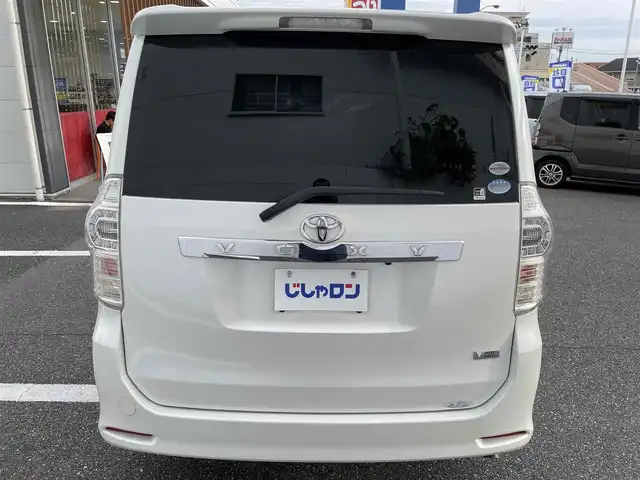トヨタ ヴォクシー ZS 煌Ⅱ 千葉県 2012(平24)年 10万km ホワイトパールクリスタルシャイン (株)IDOMが運営する【じしゃロン八千代店】の自社ローン対象車両になります。こちらは現金またはオートローンご利用時の価格です。自社ローンご希望の方は別途その旨お申付け下さい/純正ナビ/バックカメラ/両側パワースライドドア/ETC