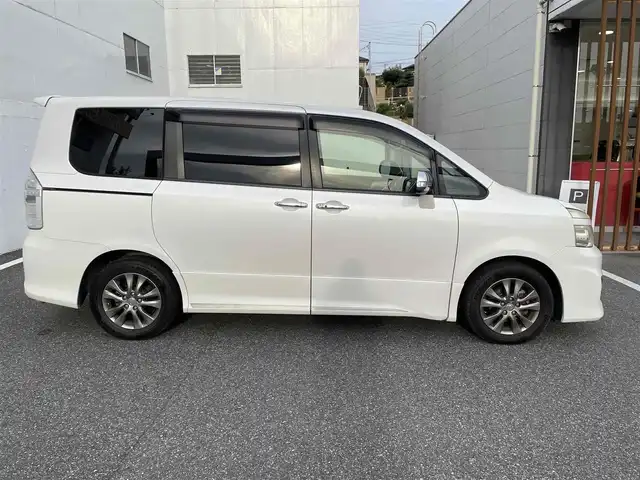 トヨタ ヴォクシー ZS 煌Ⅱ 千葉県 2012(平24)年 10万km ホワイトパールクリスタルシャイン (株)IDOMが運営する【じしゃロン八千代店】の自社ローン対象車両になります。こちらは現金またはオートローンご利用時の価格です。自社ローンご希望の方は別途その旨お申付け下さい/純正ナビ/バックカメラ/両側パワースライドドア/ETC