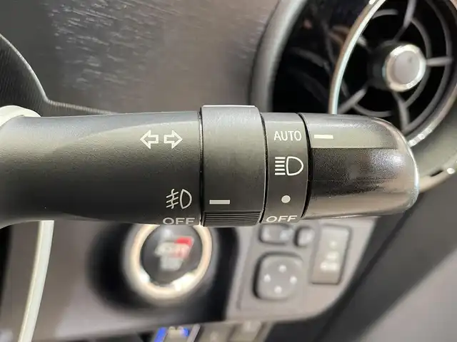 トヨタ アクア G GRスポーツ 17インチPKG 岩手県 2019(令1)年 6.7万km ホワイトパールクリスタルシャイン トヨタセーフティセンスC/プリクラッシュセーフティ/レーンディパーチャーアラート/オートマチックハイビーム/先行車発進告知機能/クルーズコントロール/横滑り防止装置/シートヒーター/オートライト/LEDヘッドランプ/専用チューニングサスペンション/補強ブレース/GR３本スポーク小径ステアリング/スポーツシート/専用チューニングパワーステアリング/純正ナビ/バックカメラ/ETC２．０/ドライブレコーダー/専用１７インチアルミホイール