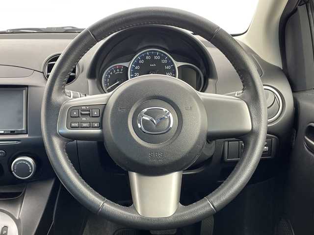 マツダ デミオ 13－スカイアクティブ 新潟県 2012(平24)年 4.6万km ラディアントエボニーマイカ ステアリングスイッチ/ハンドブレーキ/カードホルダー/純正ドアバイザー/リモコンキー/スペアキー/アイドリングストップ/純正メモリナビ/ワンセグ/USB入力端子/フルフラットシート/純正フロアマット/キセノンオートライト/ISOFIX