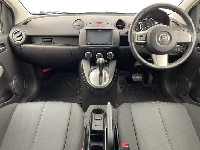 マツダ デミオ 13－スカイアクティブ 新潟県 2012(平24)年 4.6万km ラディアントエボニーマイカ ステアリングスイッチ/ハンドブレーキ/カードホルダー/純正ドアバイザー/リモコンキー/スペアキー/アイドリングストップ/純正メモリナビ/ワンセグ/USB入力端子/フルフラットシート/純正フロアマット/キセノンオートライト/ISOFIX